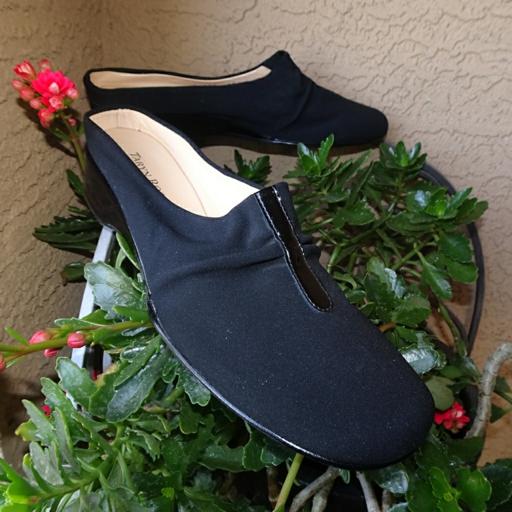 *MINT* Taryn Rose Black Leather Flats